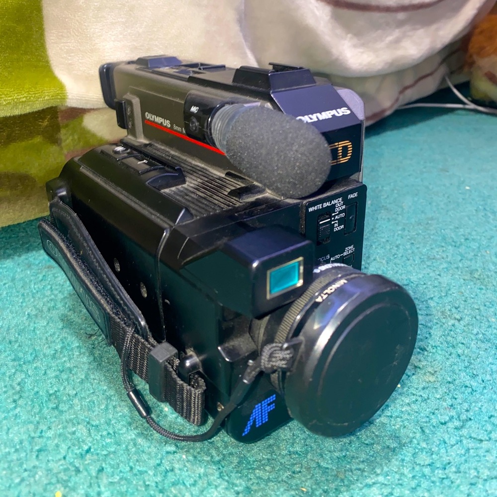 OLYMPUS Movie 8 VX-802 Video Camera Camcorder, Case, Acessories *Not Tested